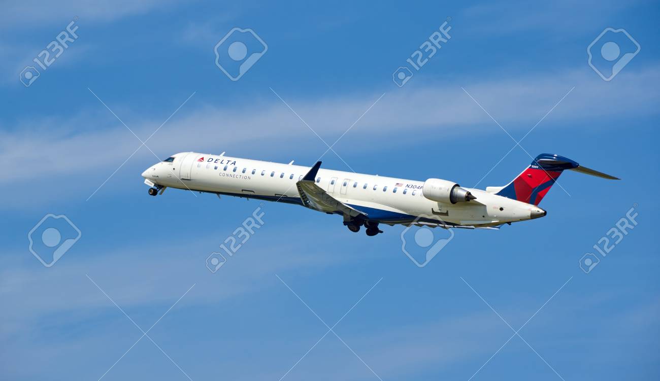 モントリオール カナダ 8 月 28 17 デルタ接続ボンバルディア Cl 600 飛行機を離陸します デルタ コネクションはデルタ航空の地域航空会社のブランド名です の写真素材 画像素材 Image