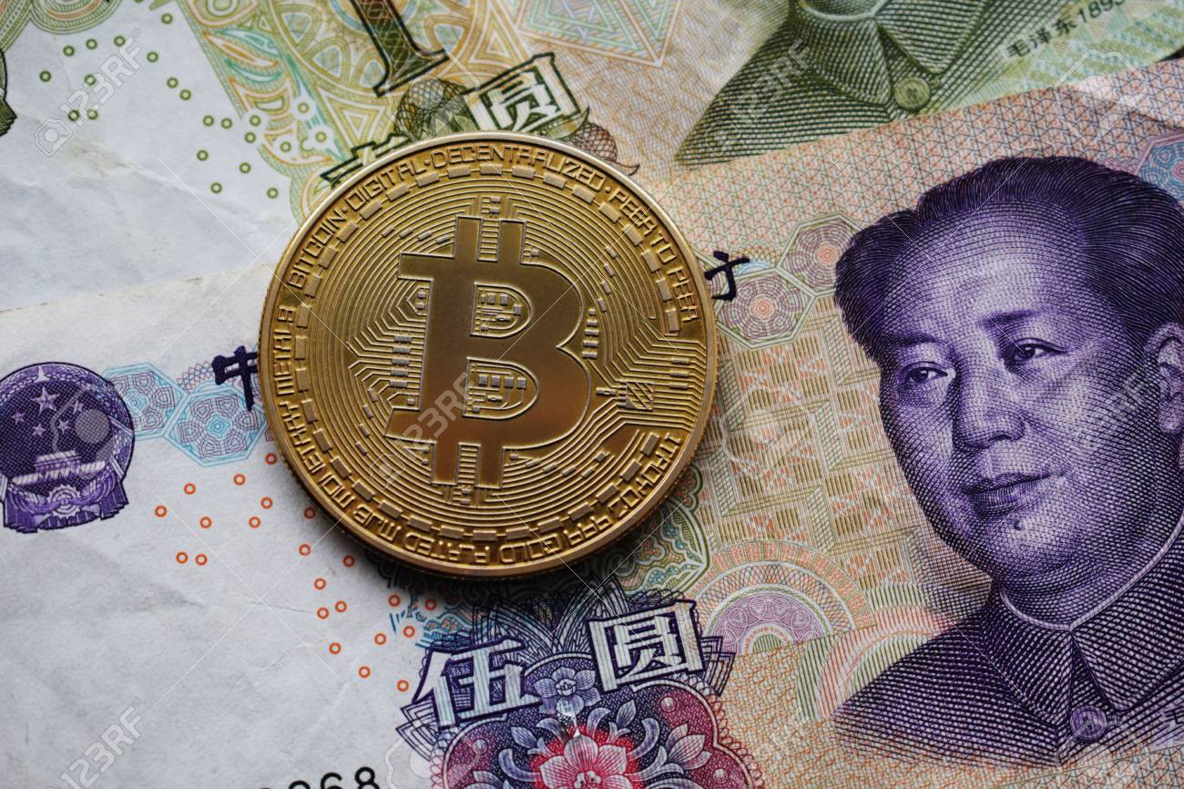 중국 위안 지폐에 있는 황금 비트코인 동전이 닫혀 있습니다. 로열티 무료 사진, 그림, 이미지 그리고 스톡포토그래피. Image  120535899