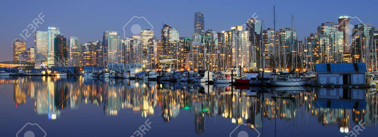 バンクーバー市内中心部のパノラマの夜景 カナダ の写真素材 画像素材 Image バンクーバー市内中心部のパノラマの夜景 カナダ の写真素材 画像素材 Image