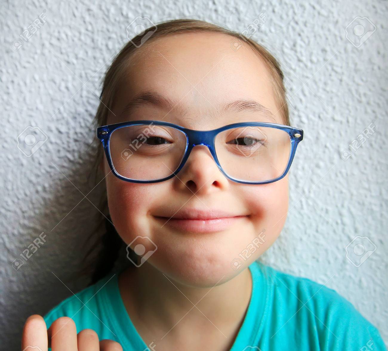 Mädchen mit Brille Mädchen mit Brille