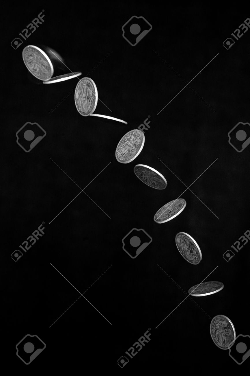 フラッシュのように空中に投げているがコインの動きをキャプチャを使用して作成されたストロボの効果の写真素材・画像素材 Image 20444696