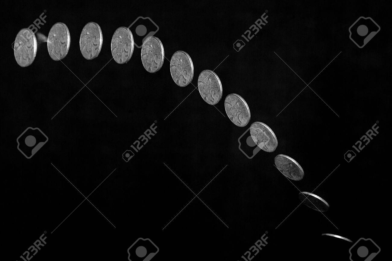 フラッシュのように空中に投げているがコインの動きをキャプチャを使用して作成されたストロボの効果の写真素材・画像素材 Image 20444695