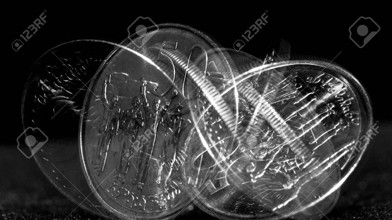 それが回転しているように、コインの動きをキャプチャするフラッシュを使用して作成されたストロボの効果の写真素材・画像素材 Image 20709013