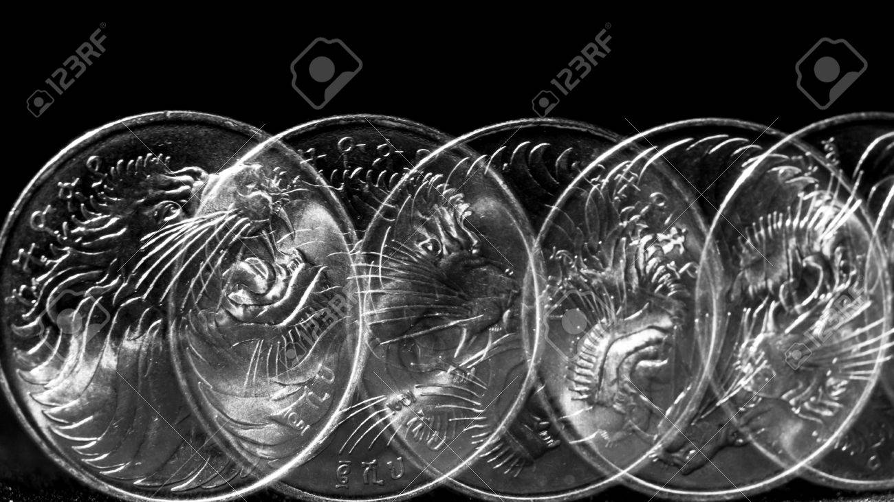 ローリングは、コインの動きをキャプチャするフラッシュを使用して作成されたストロボの効果の写真素材・画像素材 Image 20709015