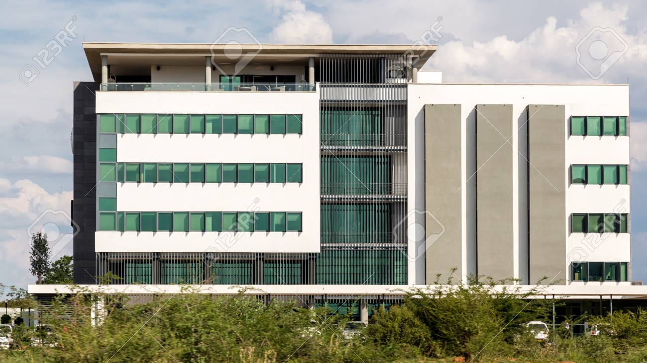 ハボローネ 11 月 12 日 ハボローネ 数年のスパンで構築された世界の最も成長が著しい都市の 1 つの多くの現代建物の 1 つ 14 年 11 月 12 日 Gaborone ボツワナに の写真素材 画像素材 Image