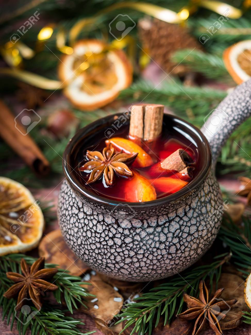 Decorazioni Natalizie Con La Cannella.Immagini Stock Vin Brule Di Natale Con Cannella Arancia E Anice Stellato In Una Ciotola Di Ceramica Con Decorazioni Invernali Image 91696897