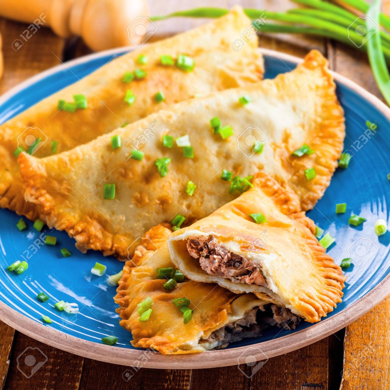Cheburek de pâtisserie de viande est. Cuisine russe traditionnelle, ukrainienne, turque et tatar sur une table. Repas de viande indigène du