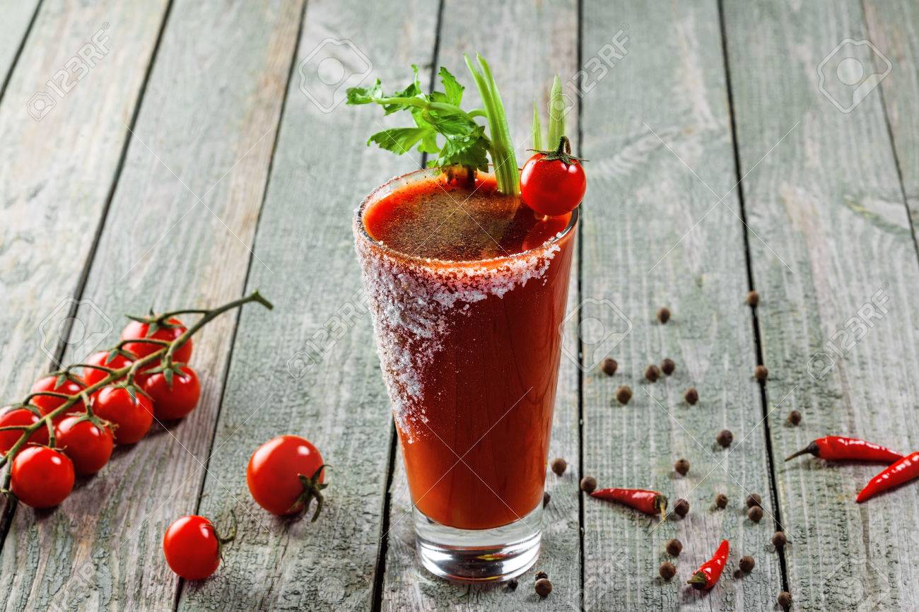 ブラッディ マリーのカクテルは トマト ジュース ウォッカ コショウ 塩 レモン ジュース セロリ その他の調味料から成っています 古典的なアルコール飲料ミックス の写真素材 画像素材 Image