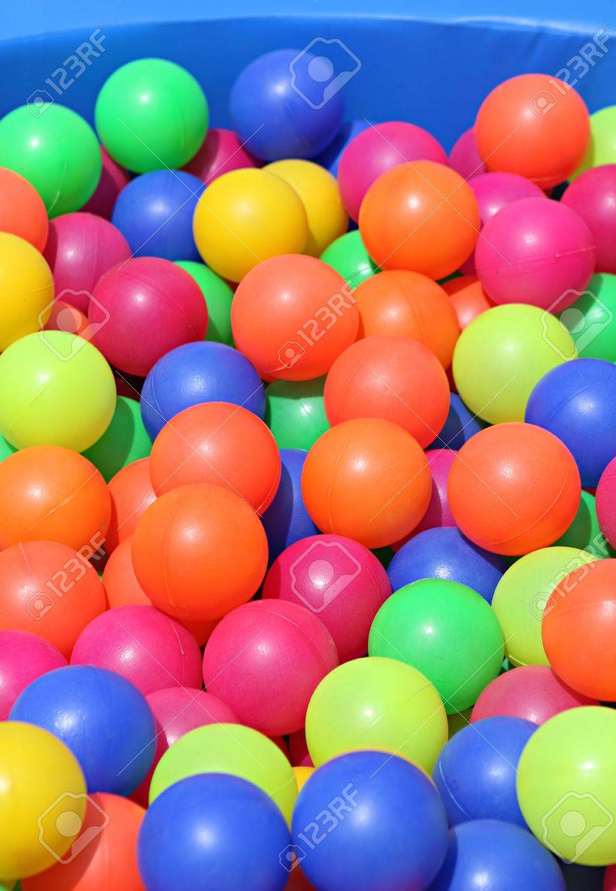Bolas De Plástico De Colores Son Divertidos Para Jugar Con Fotos, Retratos, Imágenes Y Fotografía De Archivo Libres De Derecho. Image 4277680.