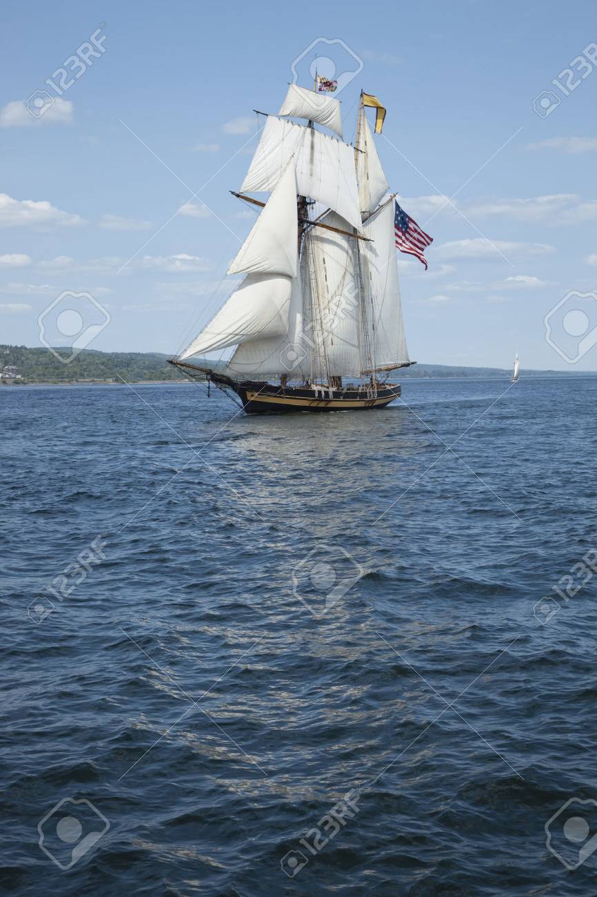 私掠船と呼ばれる背の高い船の帆アメリカ国旗を掲げて青い海 の写真素材 画像素材 Image 私掠船と呼ばれる背の高い船の帆アメリカ国旗を掲げて青い海 の写真素材 画像素材 Image