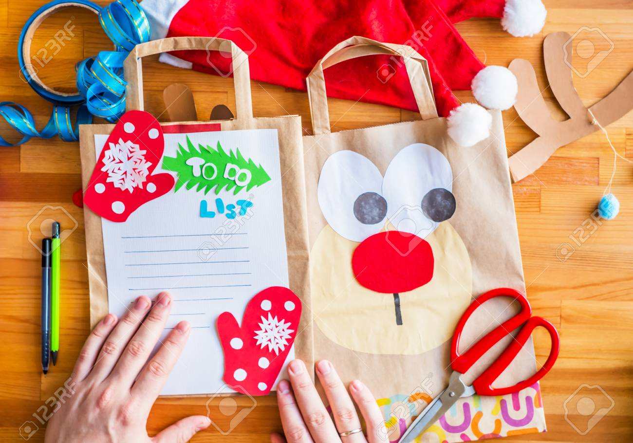 再生紙袋に手作りのクリスマスクラフト2点 生態学的なクリスマス クリスマスコンセプト の写真素材 画像素材 Image 再生紙袋に手作りのクリスマスクラフト2点 生態学的なクリスマス クリスマスコンセプト の写真素材 画像素材 Image