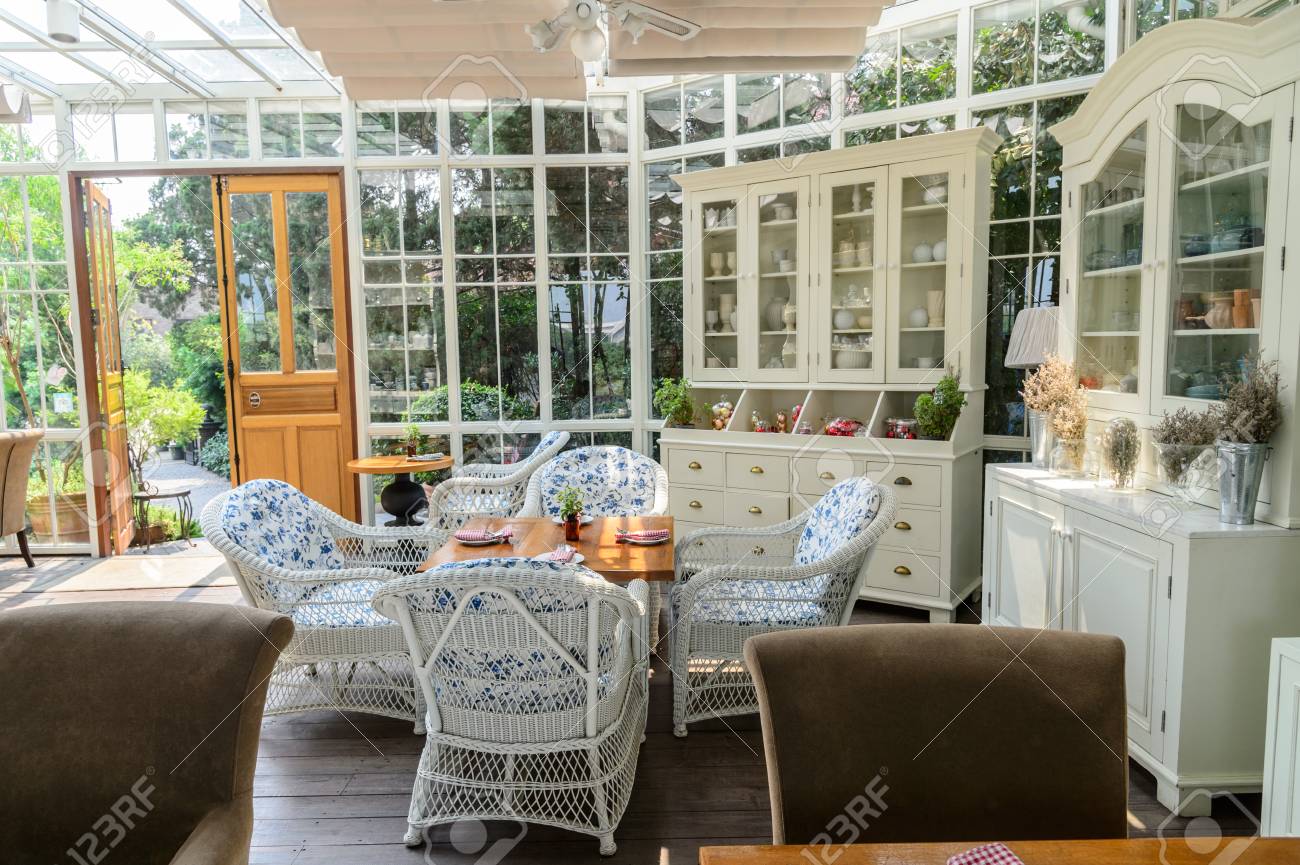 明るいダイニング ルームでおしゃれな木製テーブル の写真素材 画像素材 Image