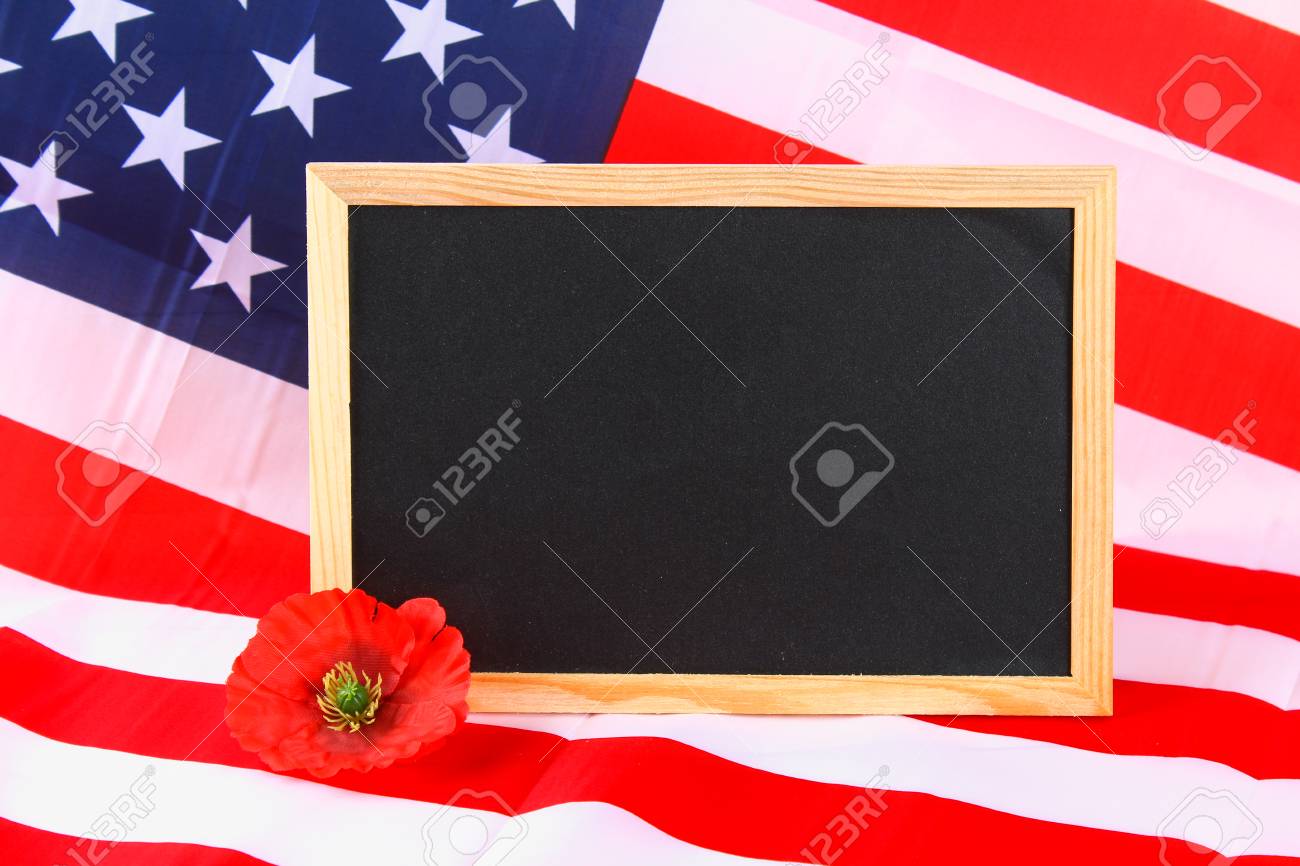 アメリカ国旗の黒板とケシの花の背景 の写真素材 画像素材 Image