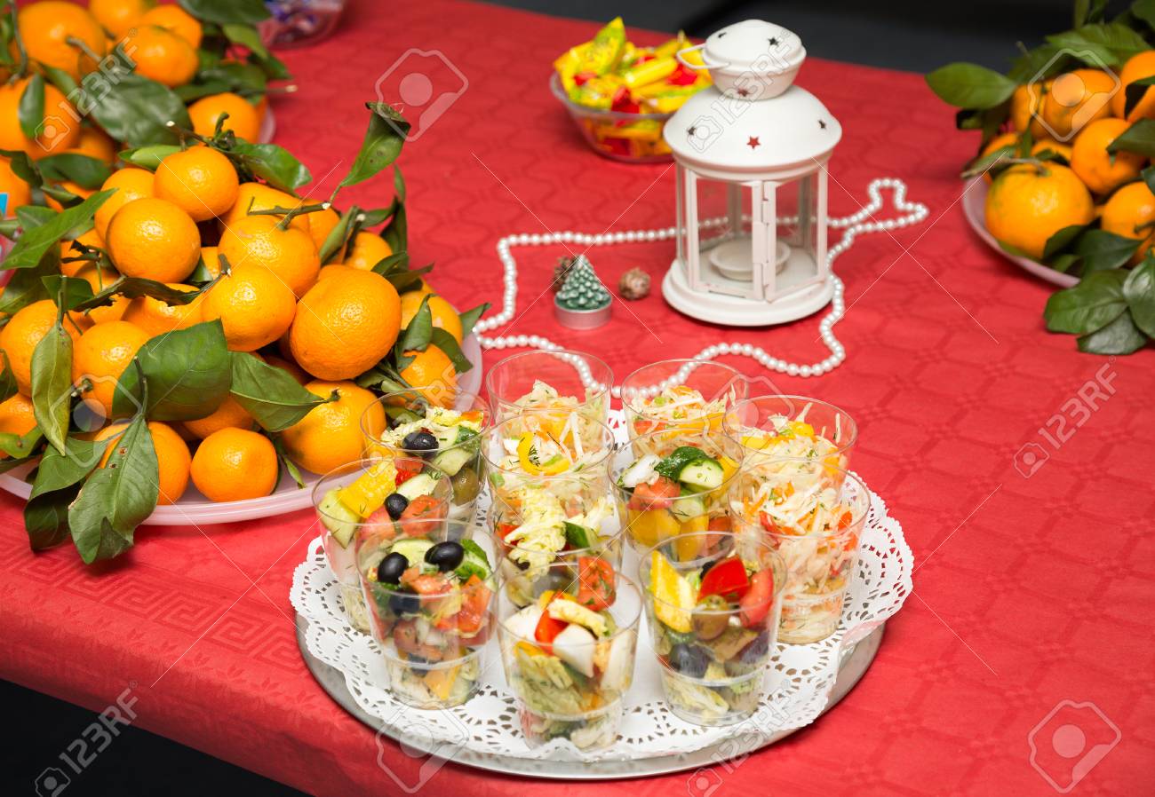 Festtafel Obst Mandarinen Snacks Salate Sussigkeiten Weihnachtsdekorationen Lizenzfreie Fotos Bilder Und Stock Fotografie Image 91722561