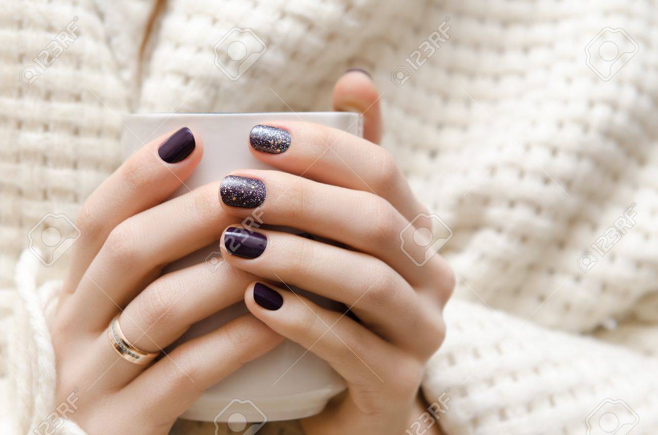 暗い茶色のネイル デザインは白いカップを保持するいると女性の手 の写真素材 画像素材 Image