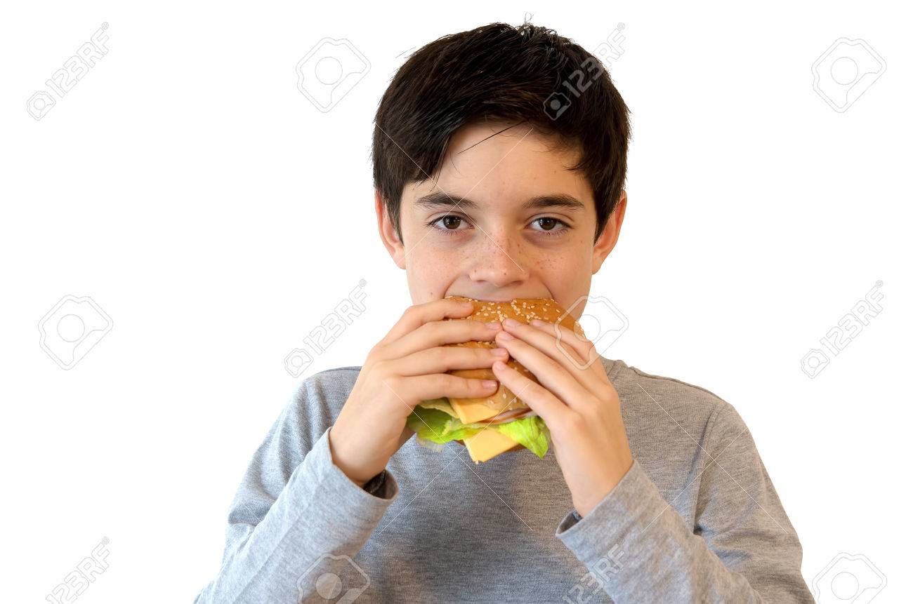 かわいい少年がハンバーガーを食べるします 白人の子供がサンドイッチを食べるします 白で隔離 の写真素材 画像素材 Image