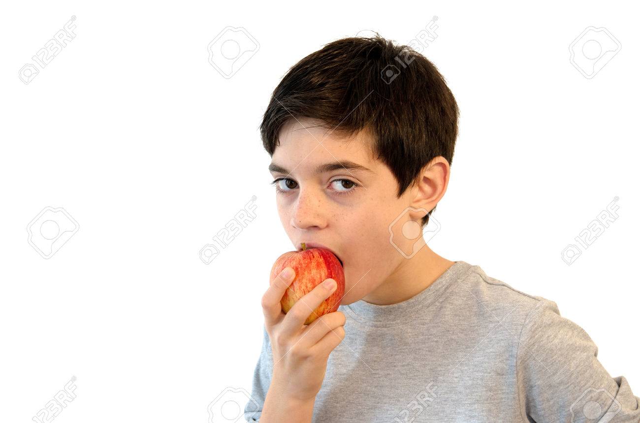 かわいい子供がりんごを食べるします かわいい白人少年がリンゴを食べるします 白で隔離 の写真素材 画像素材 Image