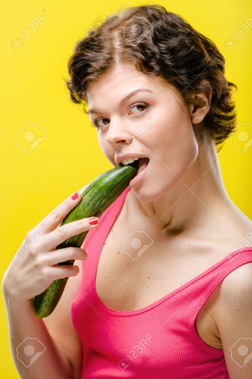 What should i set my bitrate to obs Girl Playing With Cucumber