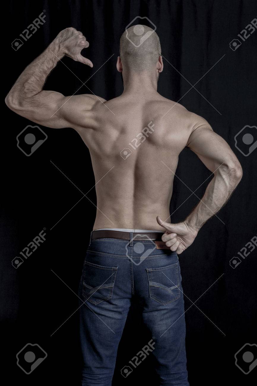 彼の裸の背中を見せる の写真素材 画像素材 Image