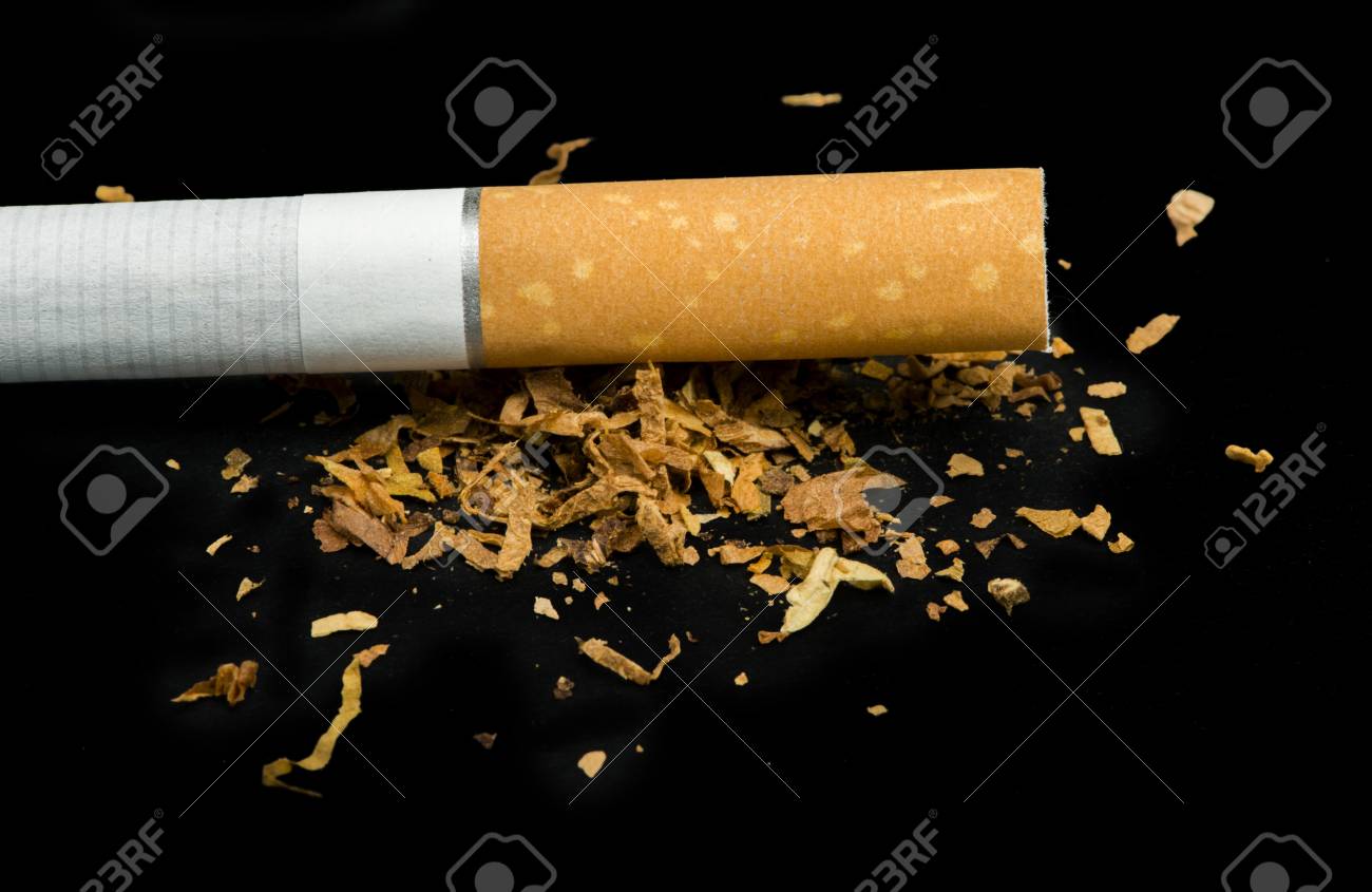 くしゃくしゃタバコとタバコ の写真素材 画像素材 Image