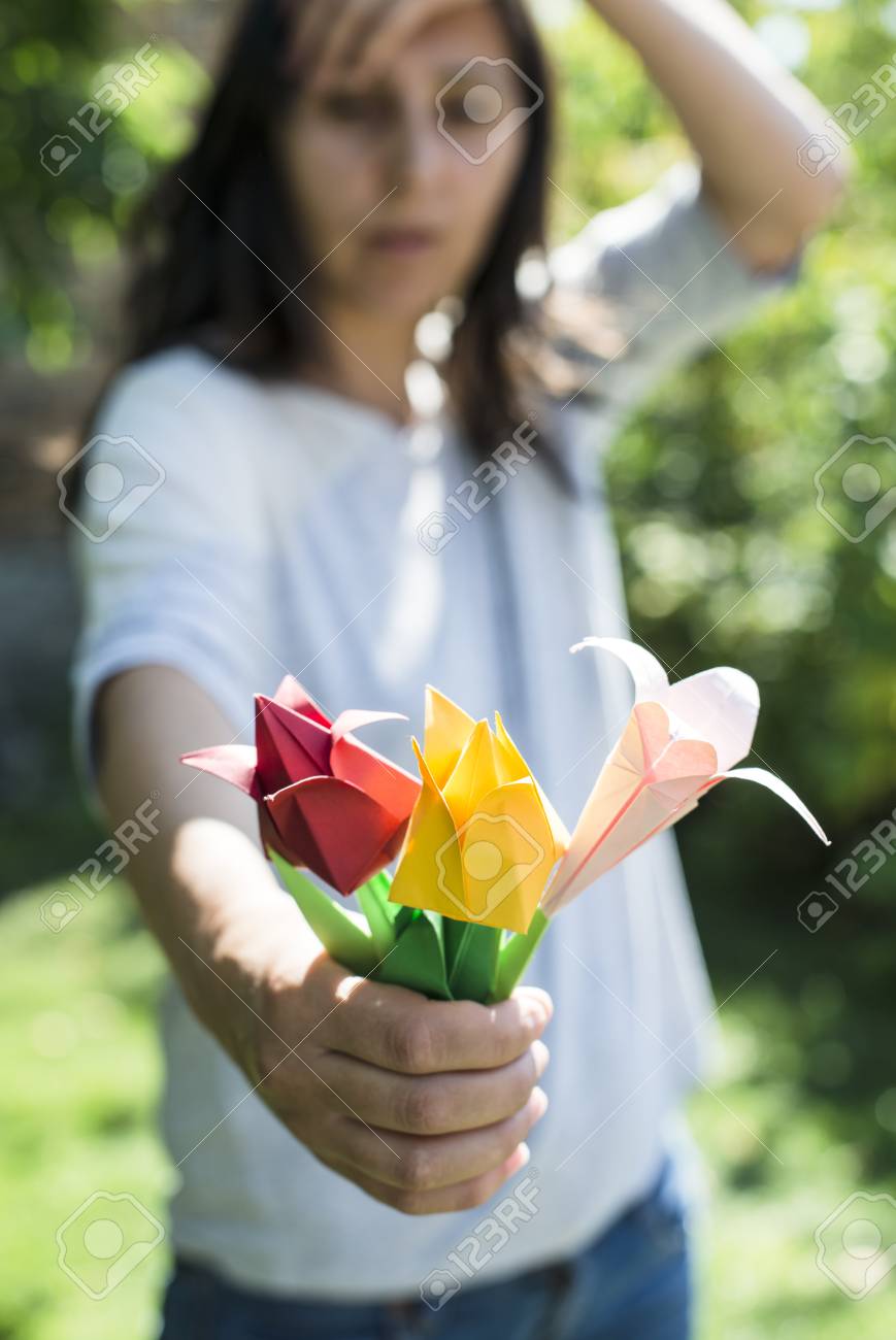 女性は 折り紙の花の花束を持ちます Origamy チューリップ の写真素材 画像素材 Image