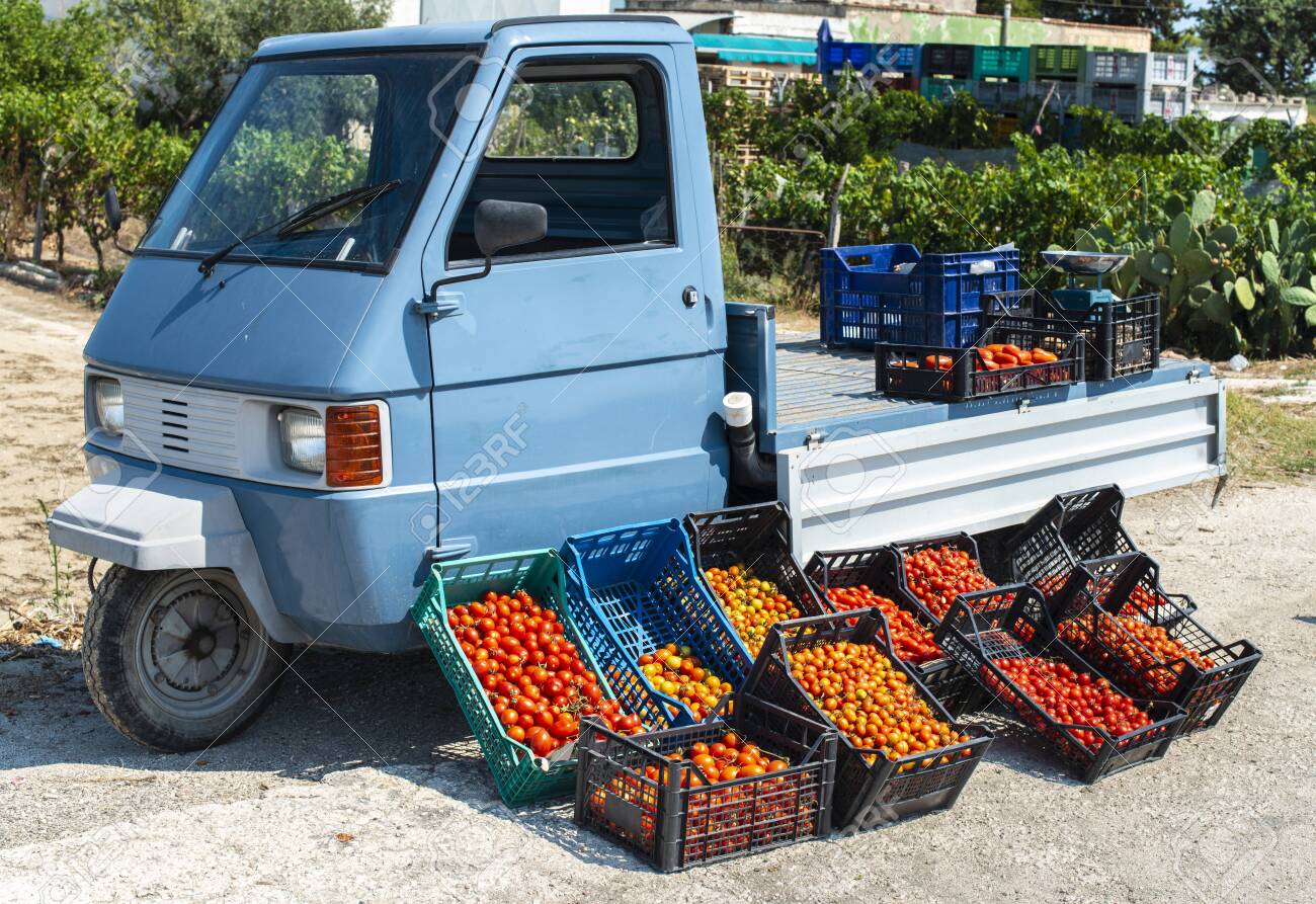 Small italian apo truck with tomatoes. Street market. Farmer sale tomatoes on the street in Italy. - 131706798 Small italian apo truck with tomatoes. Street market. Farmer sale tomatoes on the street in Italy. - 131706798
