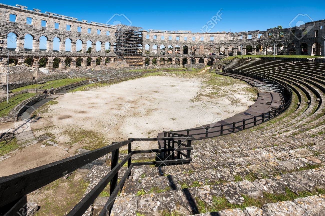クロアチア プーラの古代ローマ円形闘技場コロシアムの遺跡の内部 の写真素材 画像素材 Image