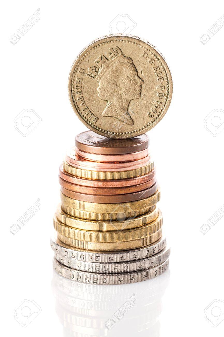 A 立って 1 ポンド コイン - イギリスの通貨-ユーロとユーロ セント偉大なイギリス経済と欧州共通通貨への反対の例として、白の反射面の上のスタックの 一番上の写真素材・画像素材 Image 19704072