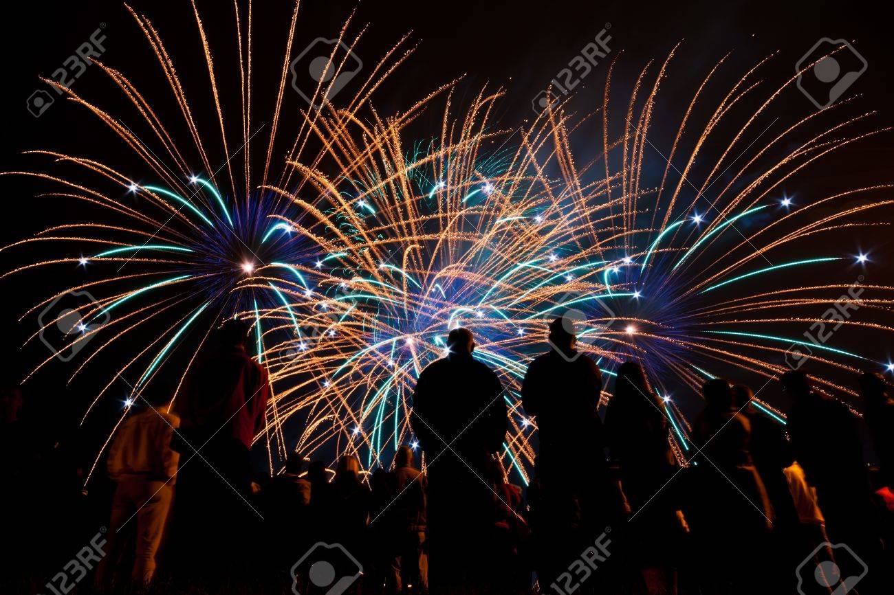 それを見ている人のシルエットの大きな花火 の写真素材 画像素材 Image