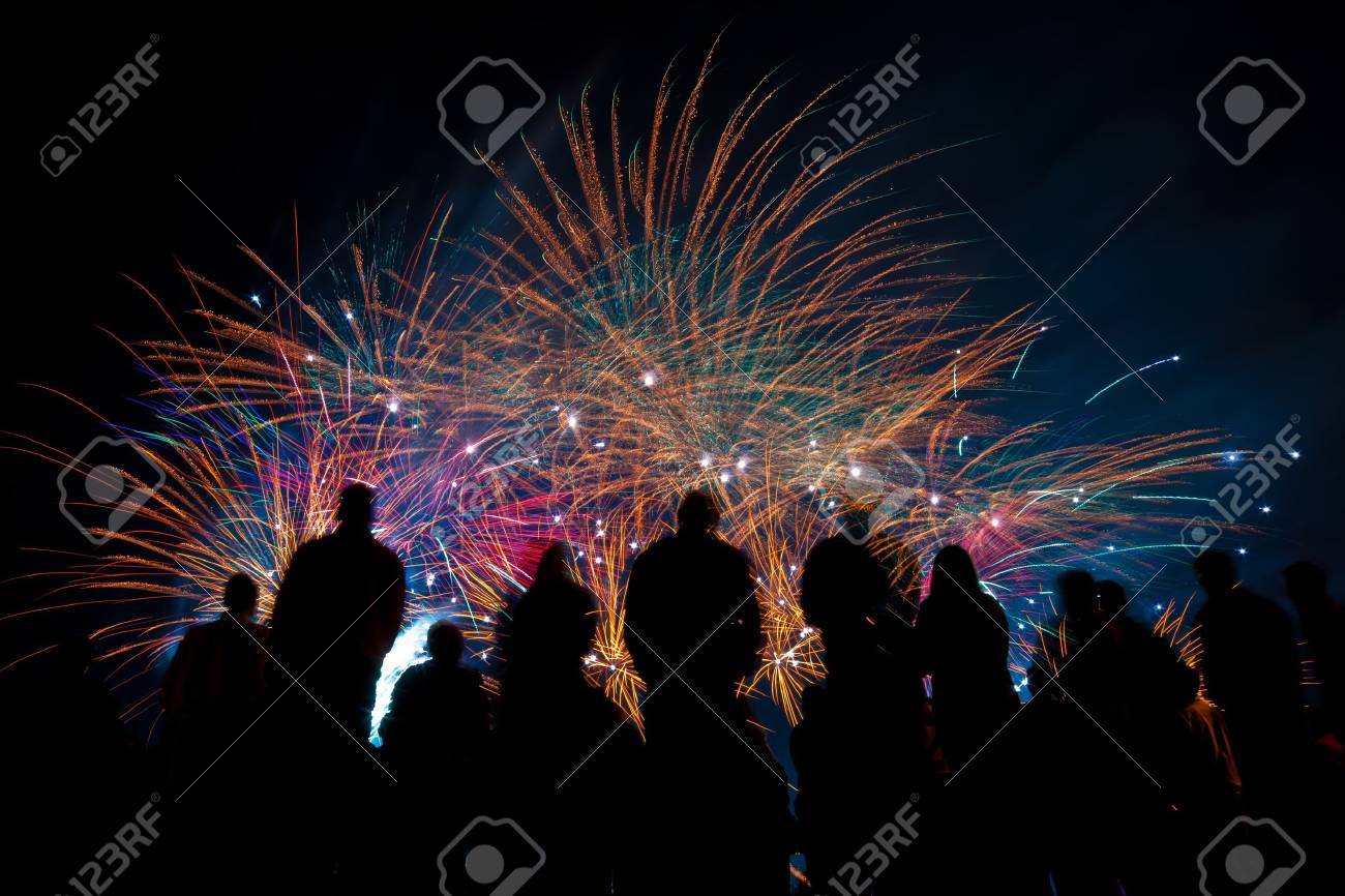それを見ている人のシルエットと大きな花火 の写真素材 画像素材 Image