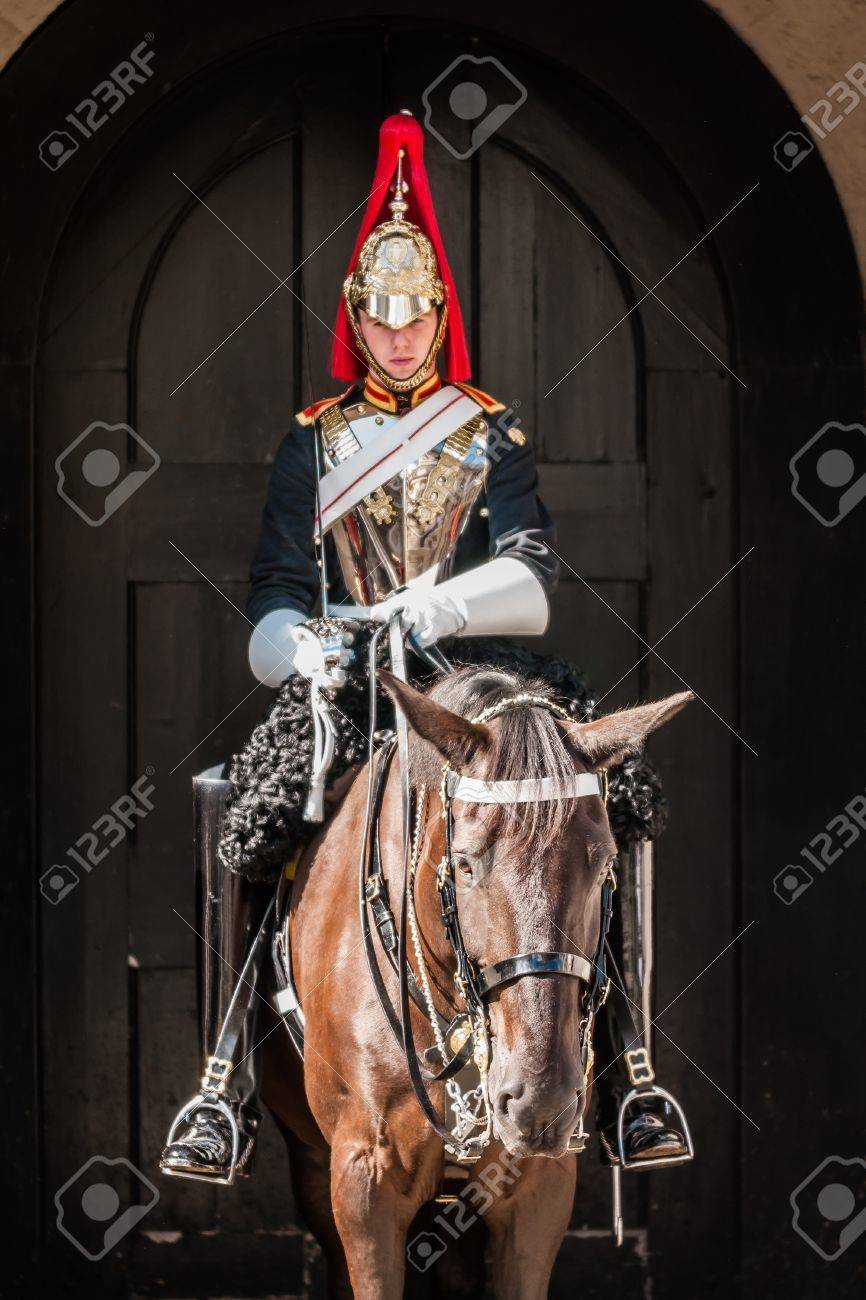 ロイヤル ガード マウント騎兵の青および Royals のロンドン 英国では最古の馬の警備員と最上級の連隊イギリスの軍隊の前に馬に乗って の写真素材 画像素材 Image ロイヤル ガード マウント騎兵の青および Royals のロンドン 英国では最古の馬の警備員と最上級の連隊イギリスの軍隊の前に馬に乗って の写真素材 画像素材 Image