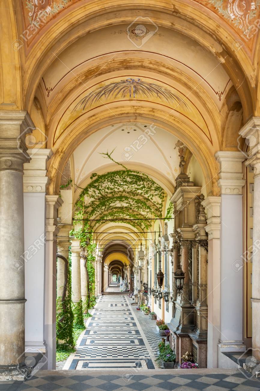 ザグレブ クロアチア ミロゴイ墓地でザグレブ クロアチア 07 年 7 月 27 日 アーケード多くの有名なクロアチアの歴史的な人物や 有名人の最後の休憩場所 構造は 1929 年に 1879 年から続いたし 彼らはヘルマン ボッレによって設計されていた の写真素材 ザグレブ クロアチア ミロゴイ墓地でザグレブ クロアチア 07 年 7 月 27 日 アーケード多くの有名なクロアチアの歴史的な人物や 有名人の最後の休憩場所 構造は 1929 年に 1879 年から続いたし 彼らはヘルマン ボッレによって設計されていた の写真素材