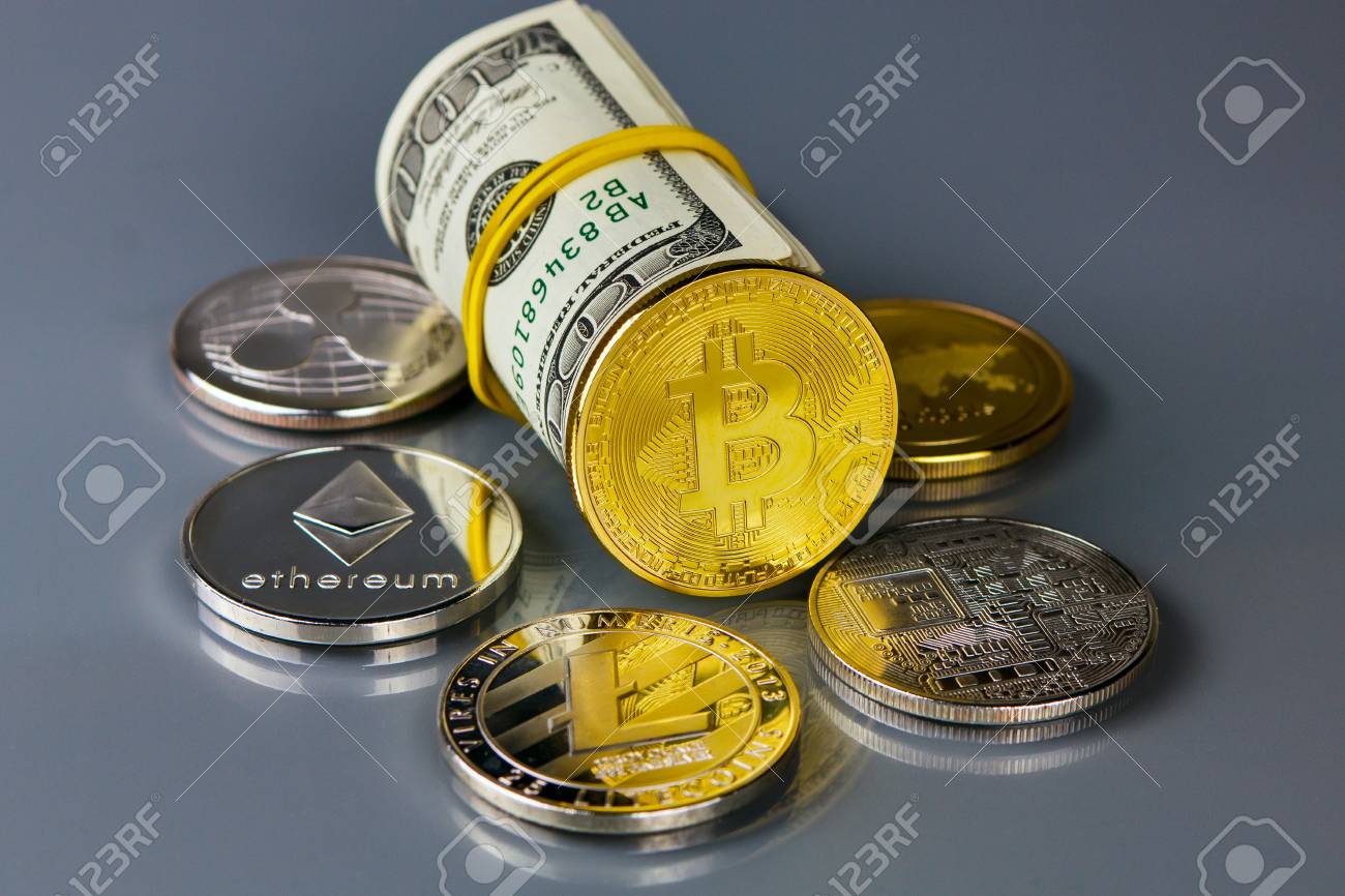 Monedas De Diferentes Criptomonedas Con Dólares. Bitcoin, Dash, Ripple,  Ethereum Litecoin Fotos, retratos, imágenes y fotografía de archivo libres  de derecho. Image 97637319