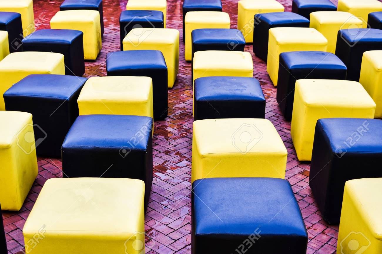 Zwei Bunte Stuhle Im Garten Lizenzfreie Fotos Bilder Und Stock Fotografie Image 63140932