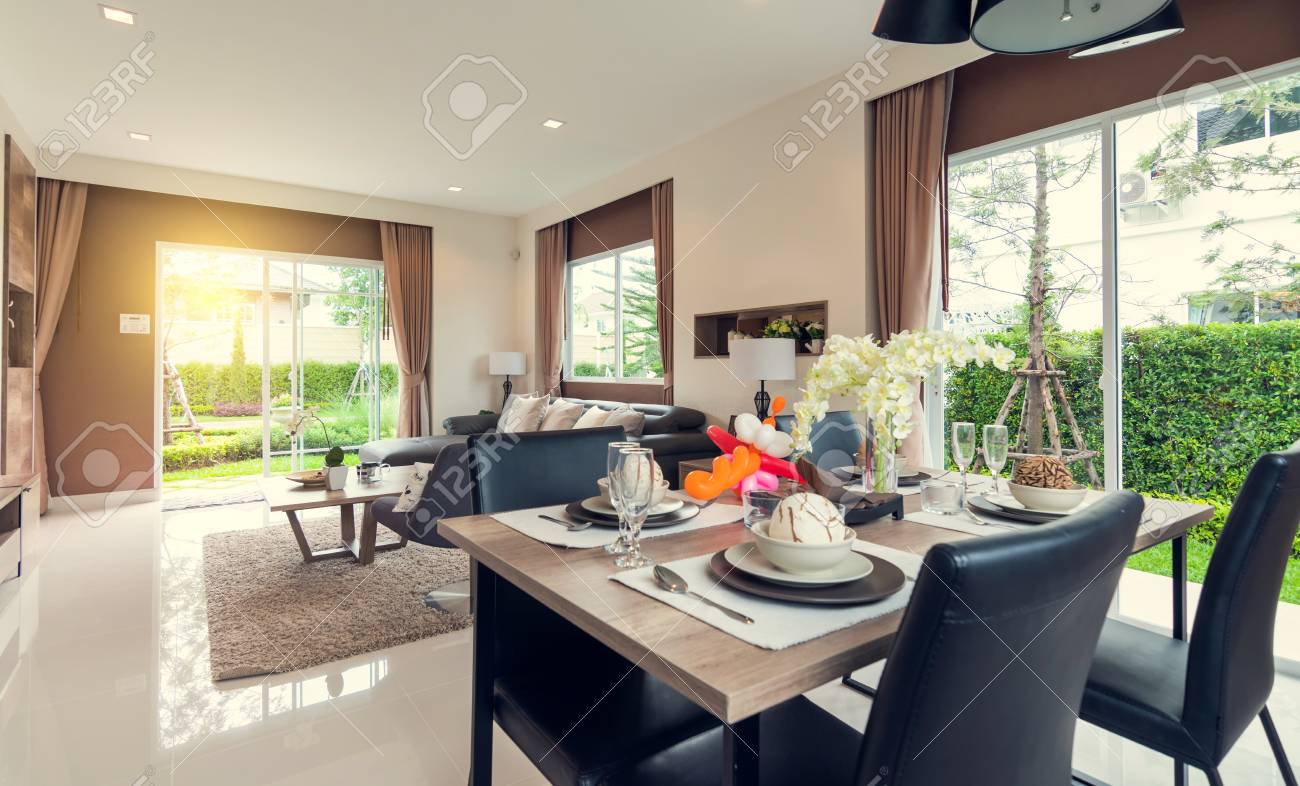 堅木張りの床と新しい高級住宅観と美しい部屋のインテリア の写真素材 画像素材 Image 堅木張りの床と新しい高級住宅観と美しい部屋のインテリア の写真素材 画像素材 Image