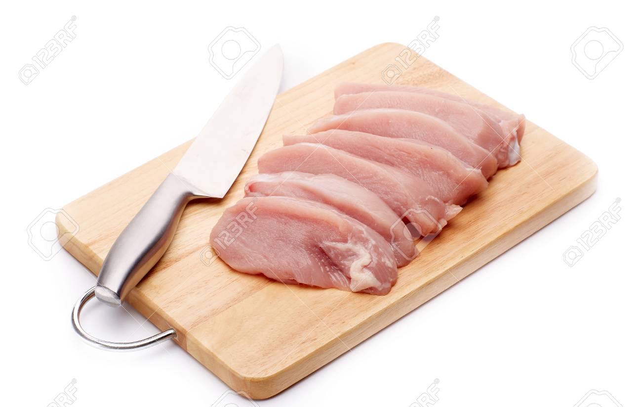 白い背景の上に木製のまな板に生七面鳥肉胸肉の刺身 の写真素材 画像素材 Image