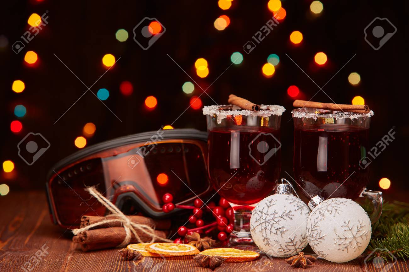 Immagini Natalizie Occhiali.Immagini Stock Vin Brule Rami Di Abete Occhiali Da Sci E Decorazioni Natalizie Su Un Tavolo Di Legno Su Uno Sfondo Scuro Con La Luce Della Ghirlanda Vacanze Invernali Image 88633022