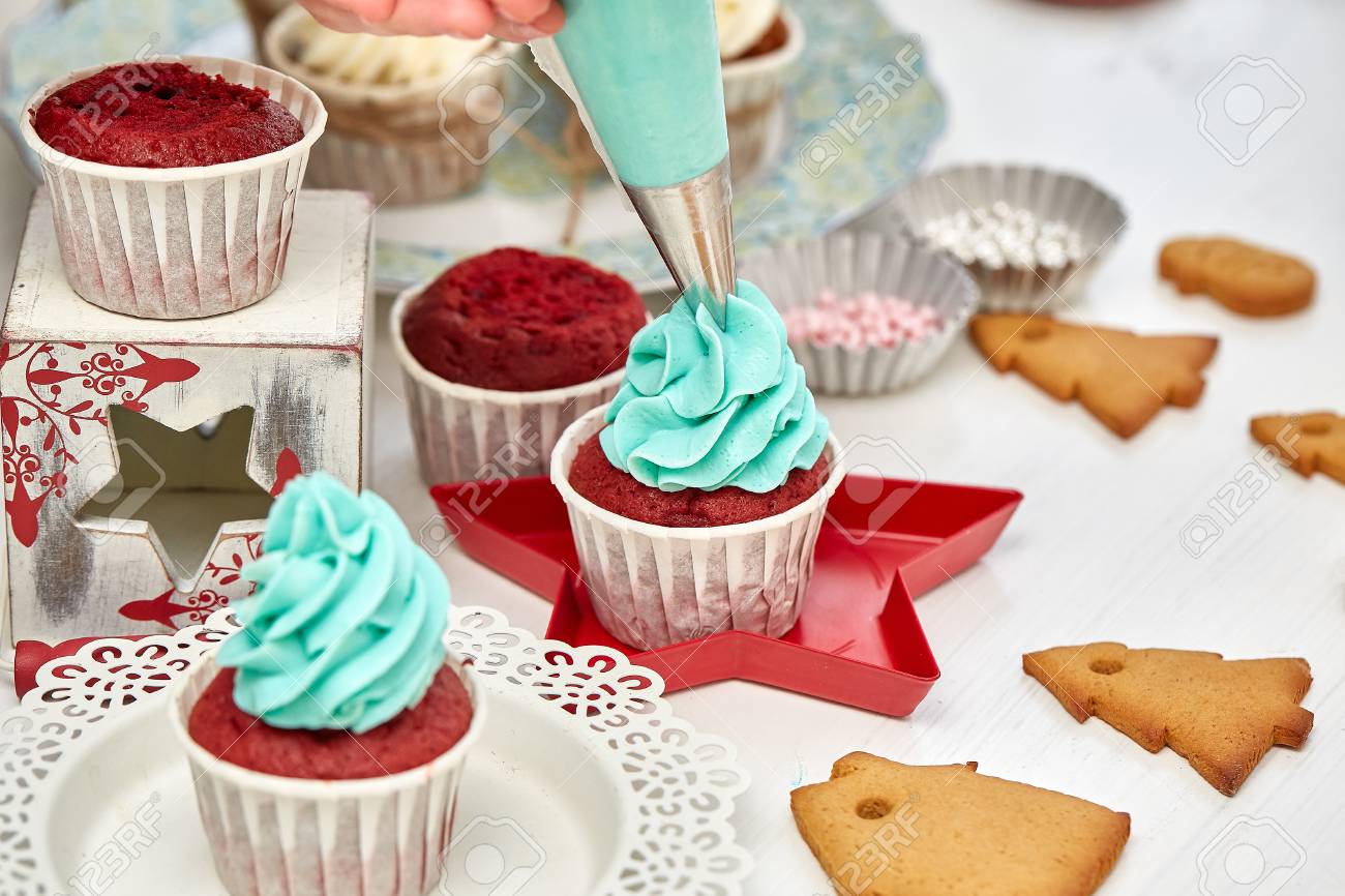 クリスマスの御馳走 手作りクッキー ケーキ 菓子をテーブルの上に立っています 調理袋を使用してクリームのカップケーキを飾る女性の手 クリスマスと新年 の写真素材 画像素材 Image 4866