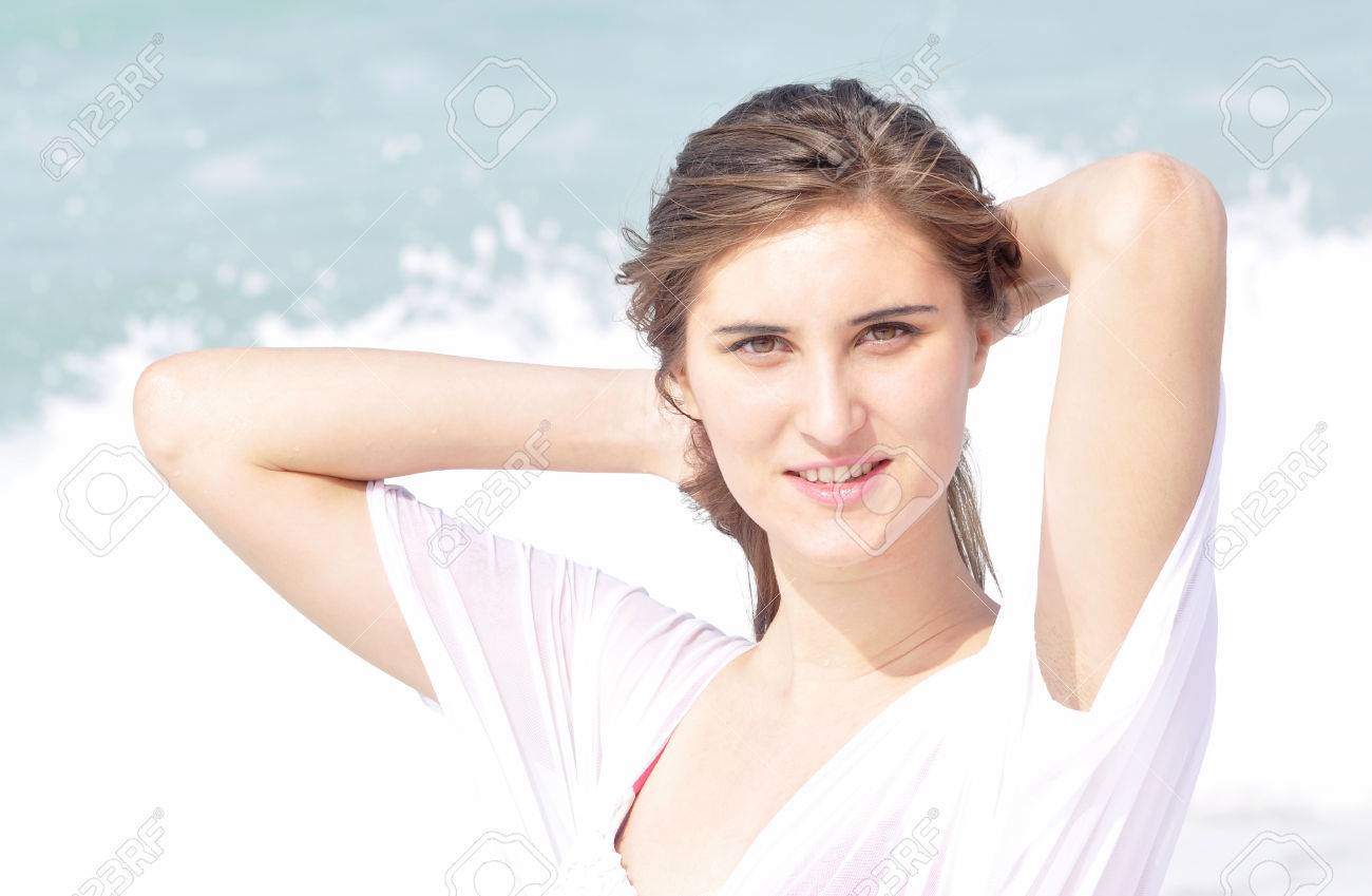 ブロンドの髪、青白い肌を持つ美しいセクシーな若い女性の写真素材・画像素材 Image 23566246