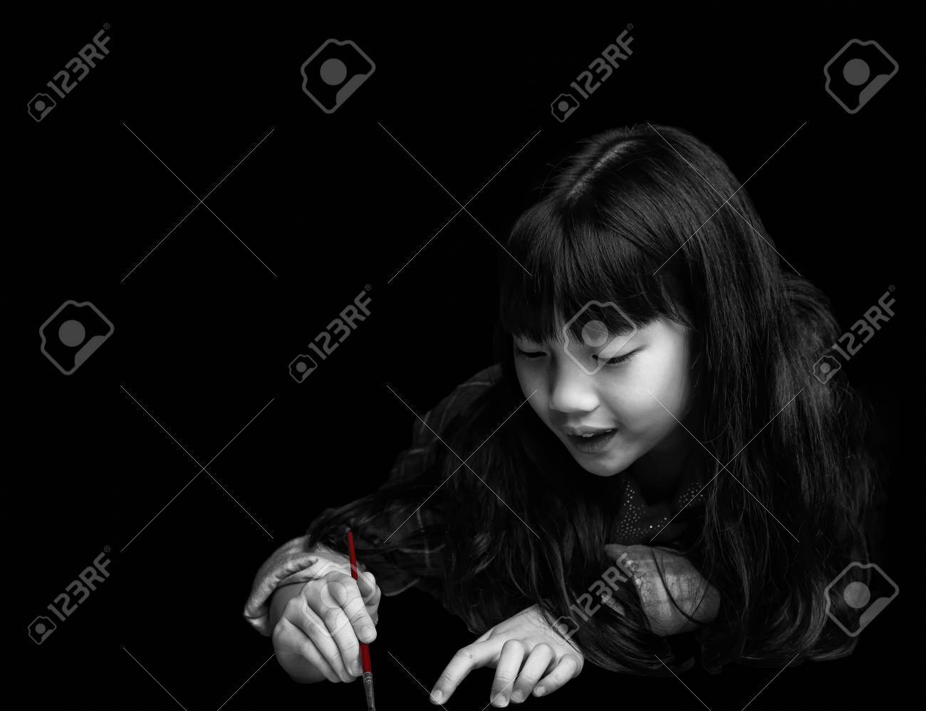 かわいい女の子が黒の背景の絵です の写真素材 画像素材 Image かわいい女の子が黒の背景の絵です の写真素材 画像素材 Image