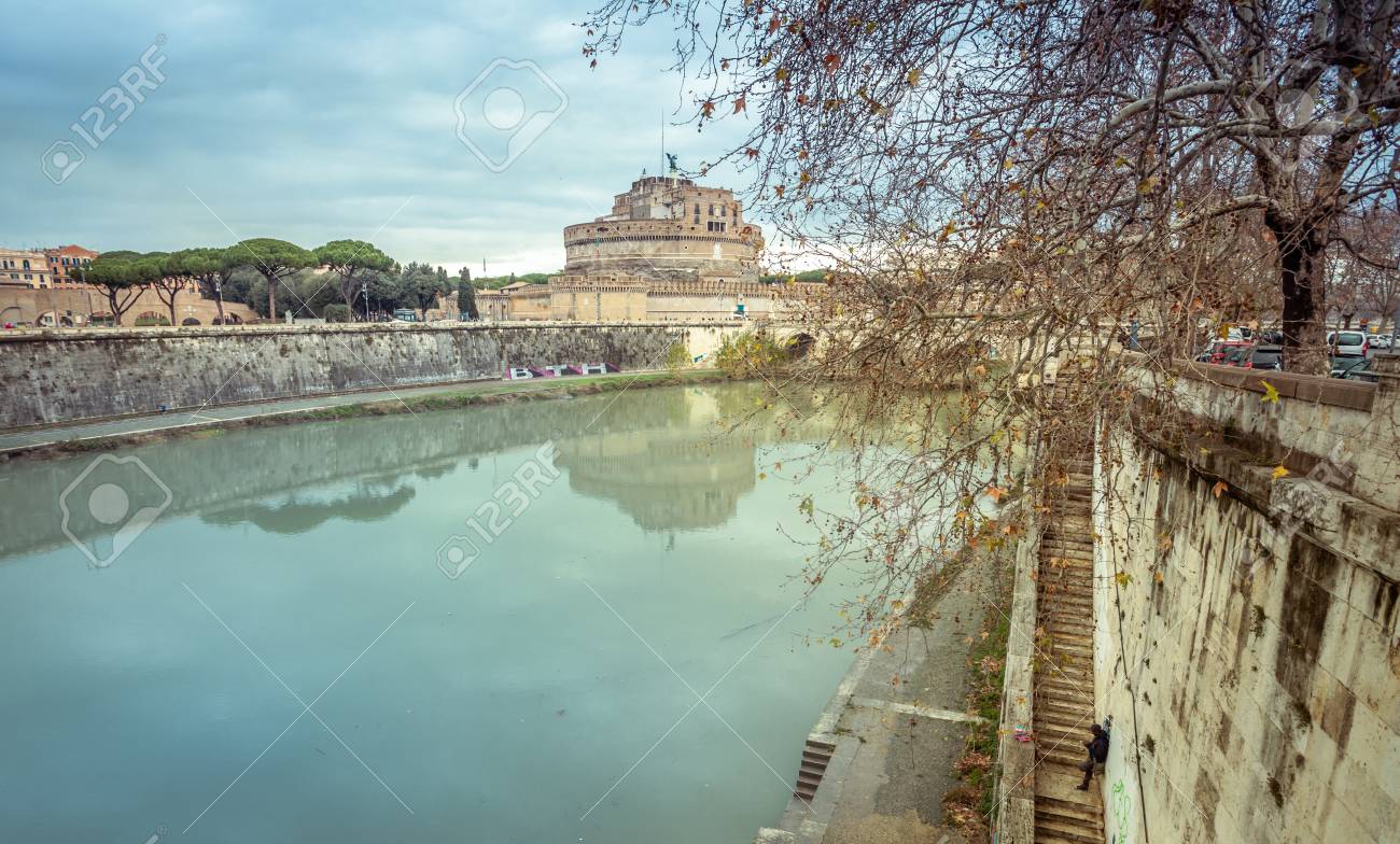 ローマ川テベレ川と冬の旅行イタリア首都の城サンアンジェロ の写真素材 画像素材 Image