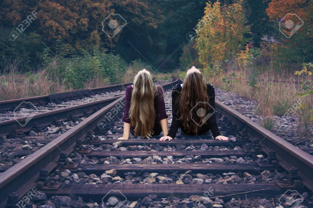 Zwei Madchen Sitzen Auf Schienen Und Traum Horizontal Lizenzfreie Fotos Bilder Und Stock Fotografie Image 26055724