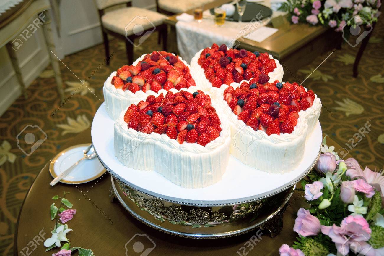 Superbe Gateau De Mariage Avec De Spectaculaires Consacre Dans Votre Lieu De Reception Scene Attente Cayenne Si Le Gateau Coupe Maintenant Ou Maintenant Par La Mariee Et Le Marie Banque D Images Et Superbe Gateau De Mariage Avec De Spectaculaires Consacre Dans Votre Lieu De Reception Scene Attente Cayenne Si Le Gateau Coupe Maintenant Ou Maintenant Par La Mariee Et Le Marie Banque D Images Et
