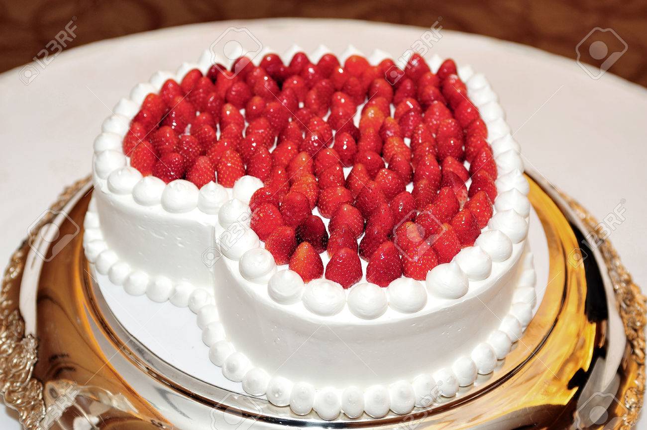 Heart-shaped Wedding Cake Of Students, Strawberry Is Ko~tsu