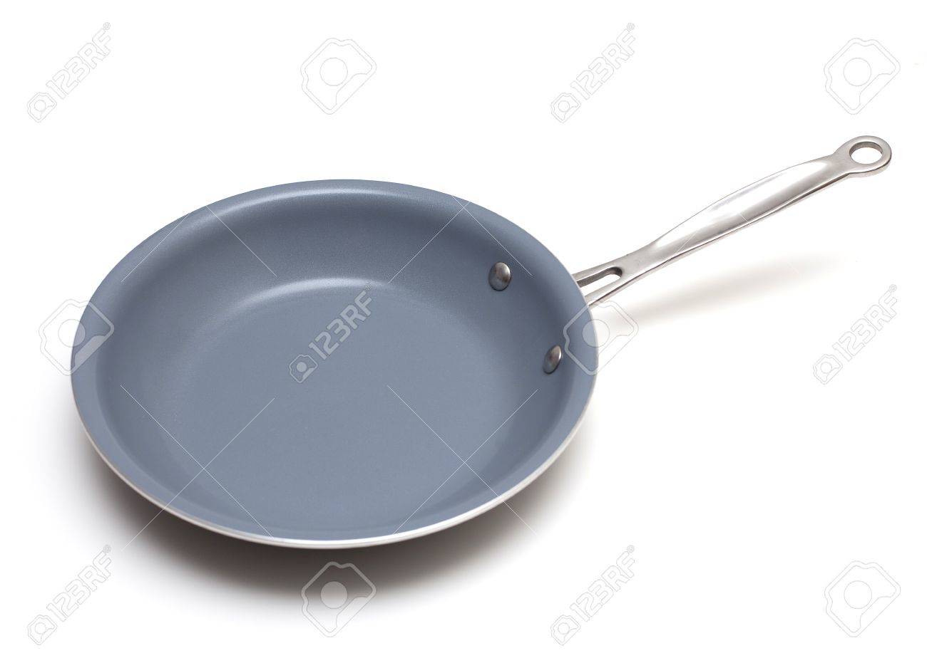 白い背景の上のセラミック コーティングを施したフライパン の写真素材 画像素材 Image