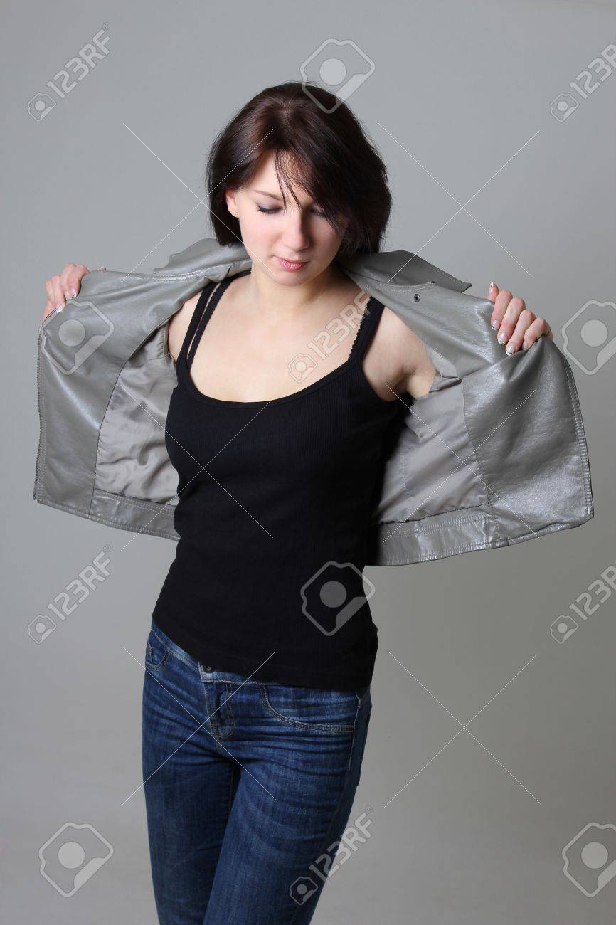 ジーンズと灰色の背景上の革のジャケットの女 の写真素材 画像素材 Image