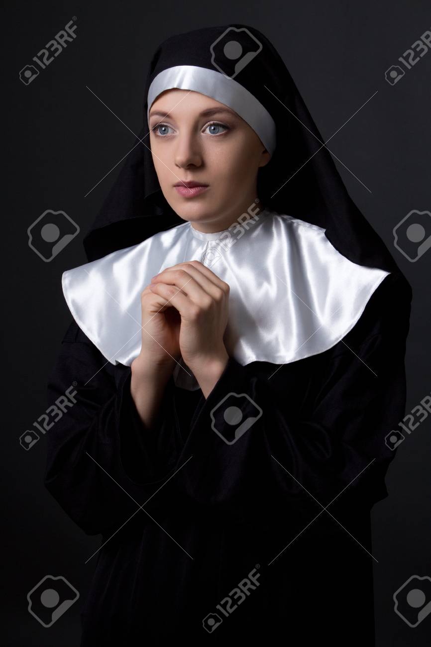 宗教概念 グレーの背景上の修道女の祈り の写真素材 画像素材 Image