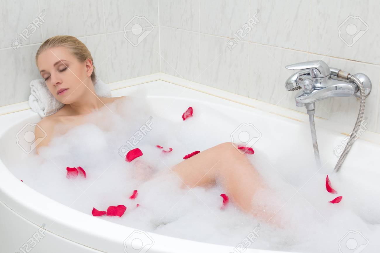 Sexy Mädchen nimmt ein Bad Sexy Mädchen nimmt ein Bad