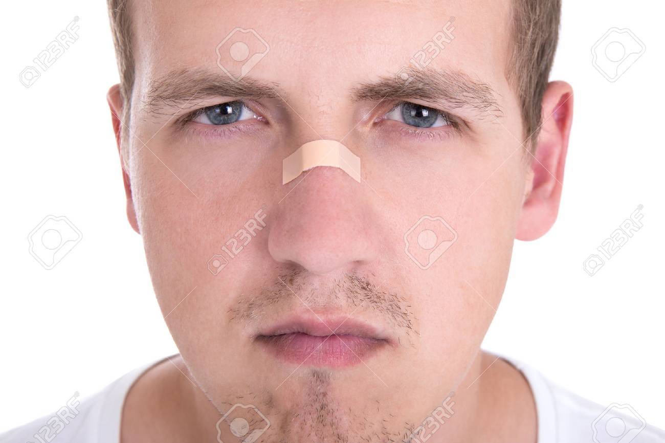 Wie man die Nase mit Klebeband verdünnt