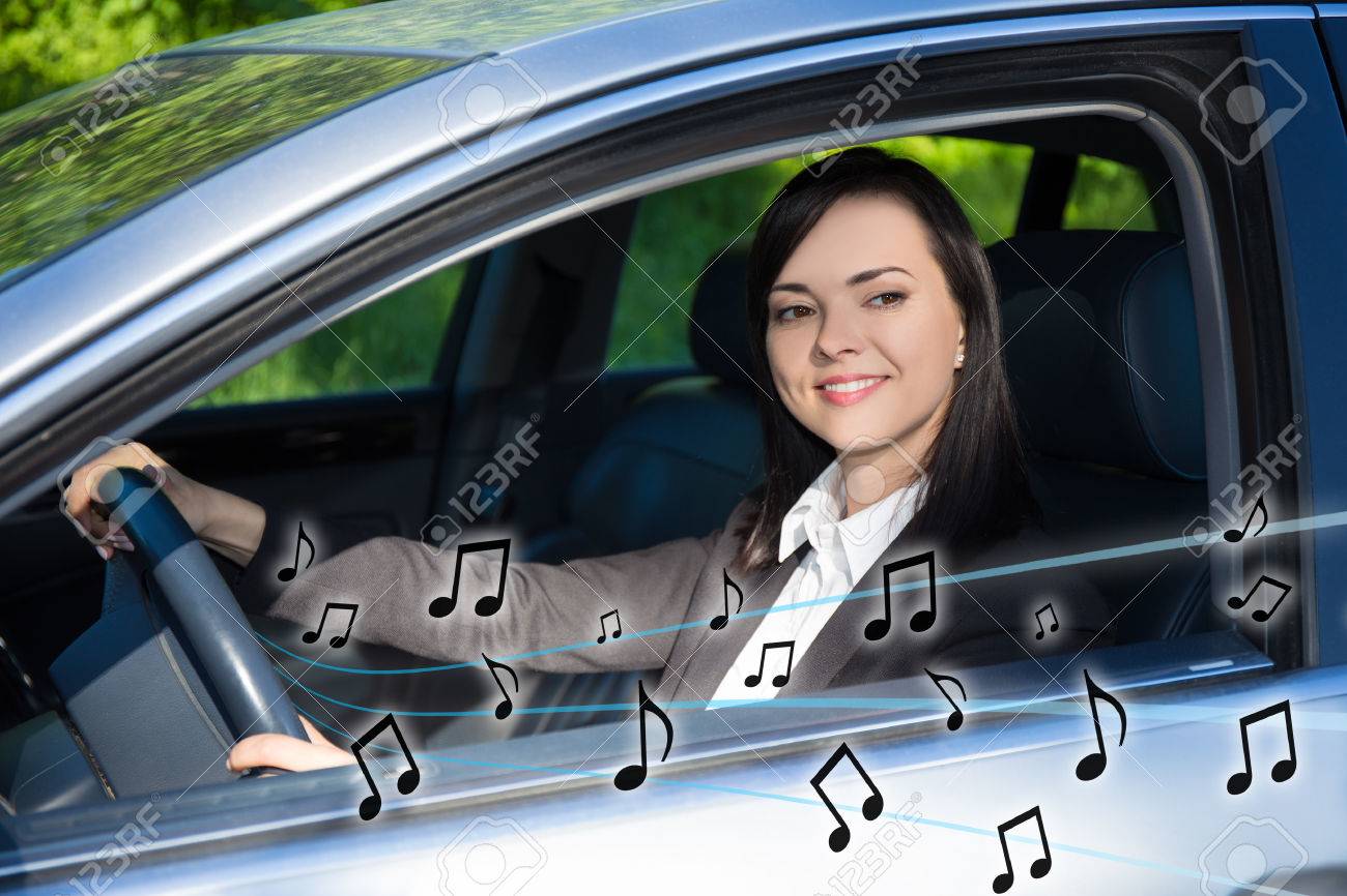 幸せなビジネスの女性が車で音楽を聴く の写真素材 画像素材 Image